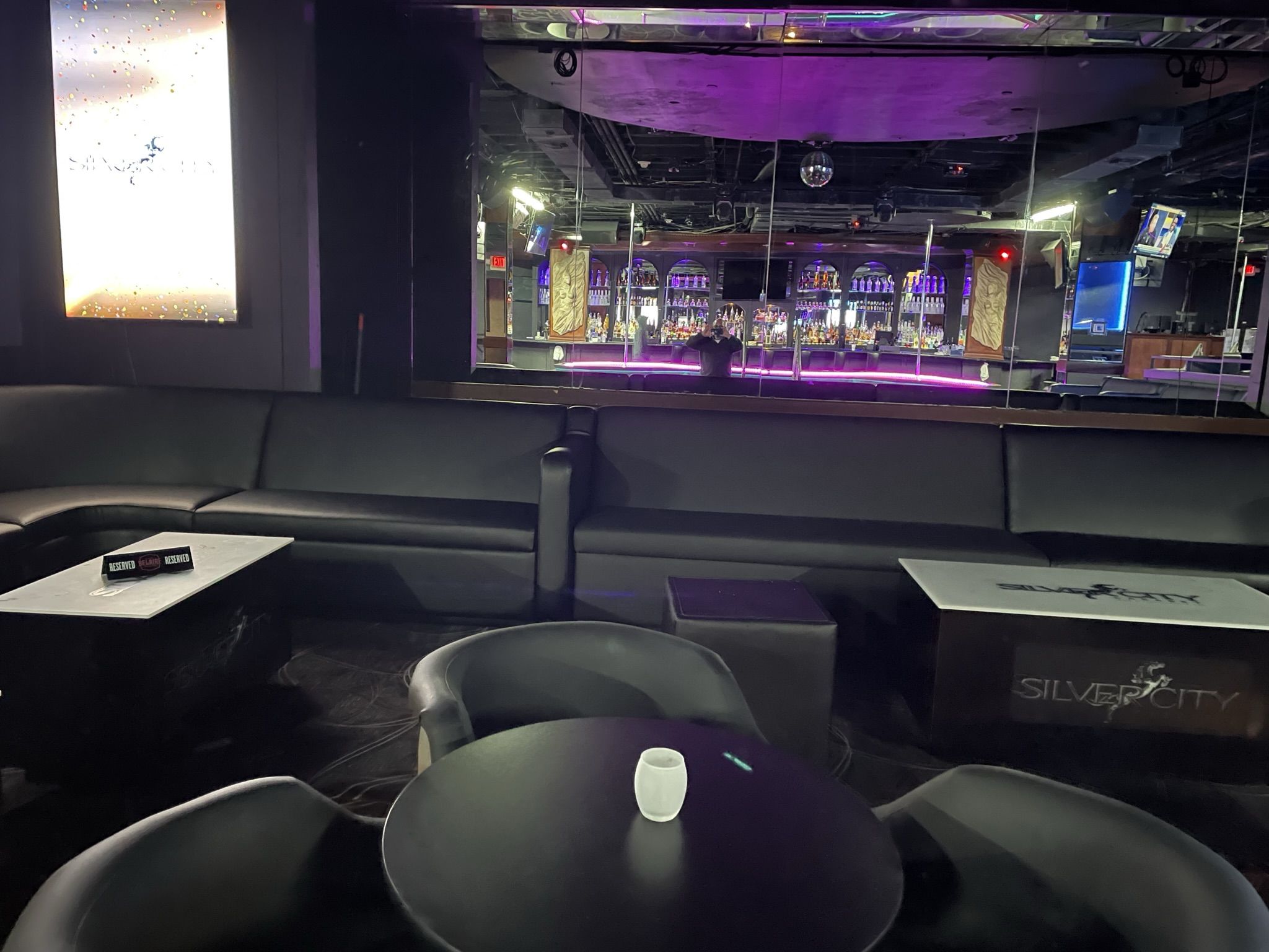 MODULAR LINEAR couch black in nightclub